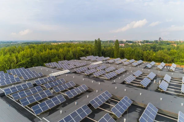 Paneles solares montados en el techo . — Foto de Stock