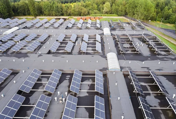 Paneles solares montados en el techo . — Foto de Stock