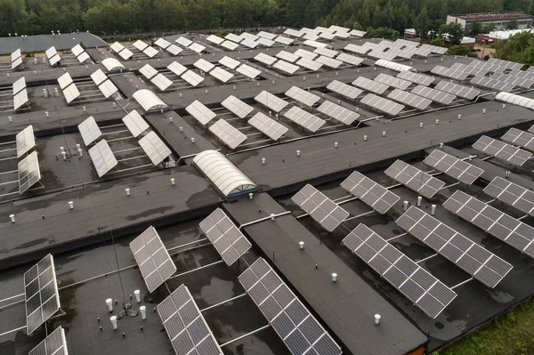 Paneles solares montados en el techo . — Foto de Stock