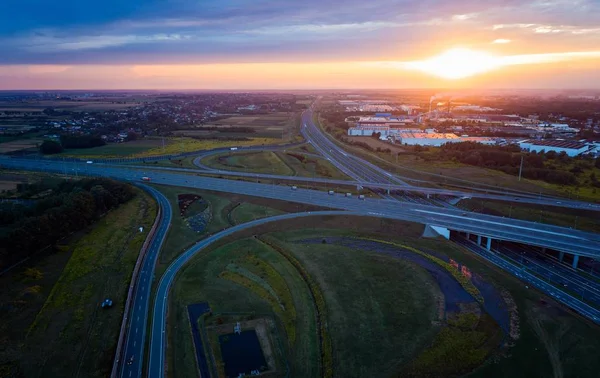 Ηλιοβασίλεμα πάνω από το αυτοκινητόδρομο διασταύρωση και βιομηχανική ζώνη — Φωτογραφία Αρχείου