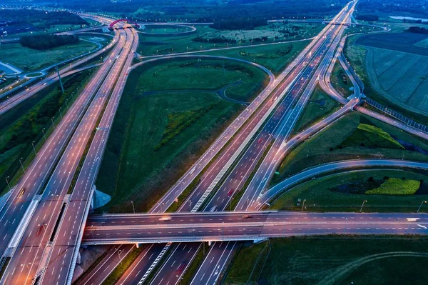 Εναέρια άποψη σχετικά με την κυκλοφορία το βράδυ στη διασταύρωση του αυτοκινητόδρομου — Φωτογραφία Αρχείου