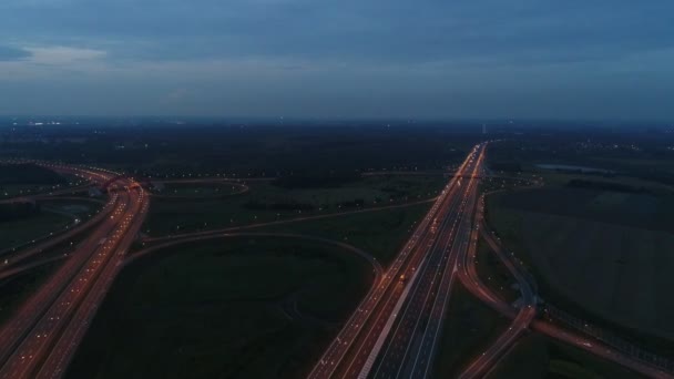 机动车在高速公路交界处的黄昏的鸟瞰图. — 图库视频影像