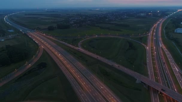 고속도로 분기점에 모터 소통량을 저녁의 항공 보기. — 비디오