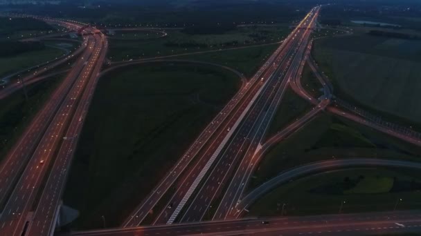 夜の高速道路ジャンクションのモーター交通の航空写真. — ストック動画