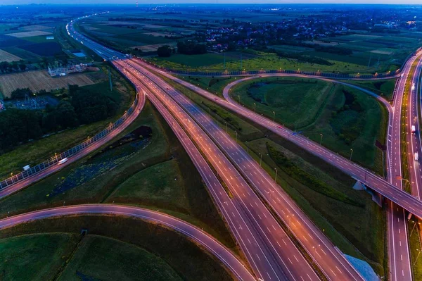 Luchtfoto op avond verkeer op motorway kruising — Stockfoto
