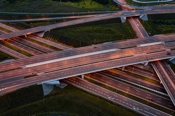 Luchtfoto op avond verkeer op motorway kruising — Stockfoto