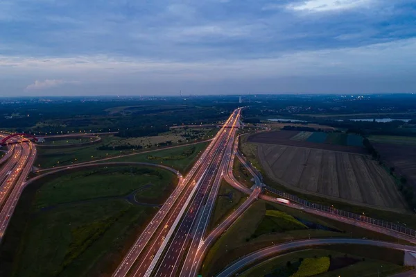 Εναέρια άποψη σχετικά με την κυκλοφορία το βράδυ στη διασταύρωση του αυτοκινητόδρομου — Φωτογραφία Αρχείου