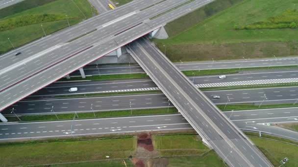 Letecký pohled na motorovou dopravu na křižovatce dálnice — Stock video