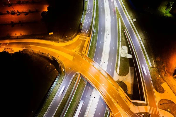 Cruzamentos e rotunda à noite . — Fotografia de Stock