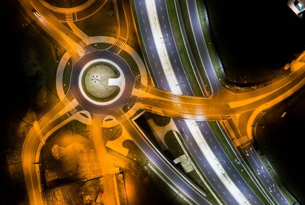 Crossroads og rundkørsel om natten . - Stock-foto