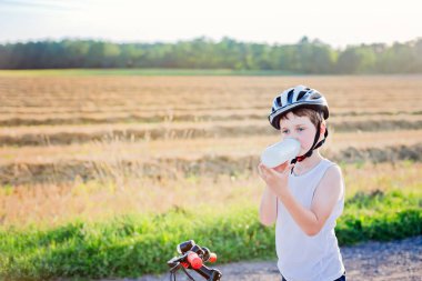 Çocuk çocuk beyaz Bisiklet kask içme suyu