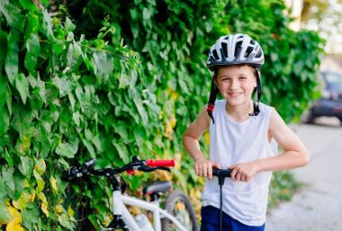 Lastik Şişirme Beyaz Bisiklet kask içinde çocuk çocuk