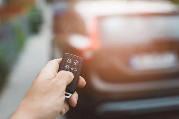 Mann öffnet oder schließt Auto — Stockfoto