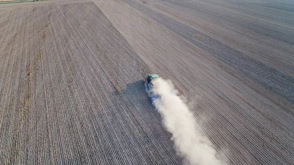 Alan çiftçilik traktör havadan görünümü. — Stok fotoğraf