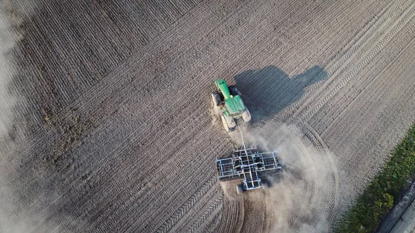 Vista aérea del campo de arado del tractor . — Foto de Stock