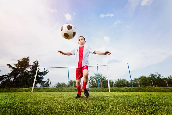 Jongen met voetbal bal op speelveld. — Stockfoto