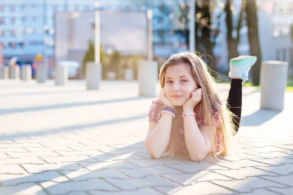 Portret van 10 jaar gelukkig schoolmeisje. — Stockfoto