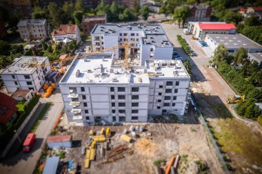 İnşaat alanında bina havadan görünümü.