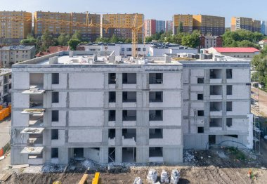 İnşaat alanında bina havadan görünümü.