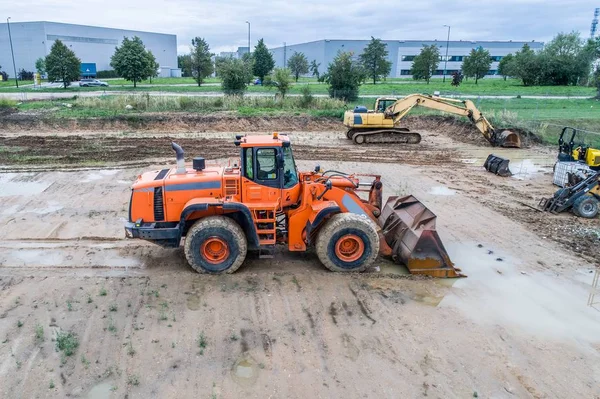 Bulldozer carregador laranja na lama — Fotografia de Stock