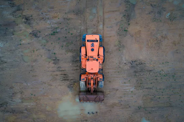 Luchtfoto van de werken van Oranje lader bulldozer — Stockfoto