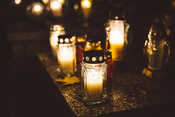 Queimar velas em um cemitério durante o Dia de Todos os Santos — Fotografia de Stock