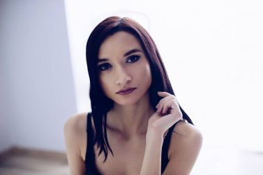 Güzel genç düşünceli esmer kadın