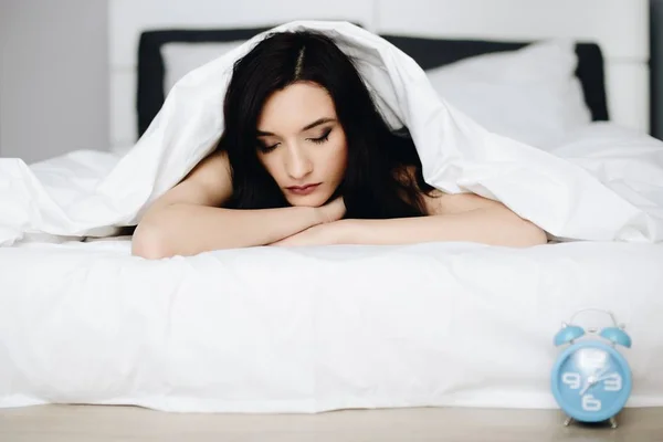 Bella giovane donna bruna rilassante e riposante a letto — Foto Stock