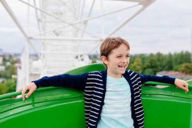 Mutlu çocuk çocuk eğlence parkında eğleniyor.