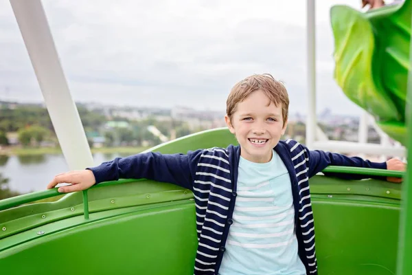 Mutlu çocuk çocuk eğlence parkında eğleniyor.