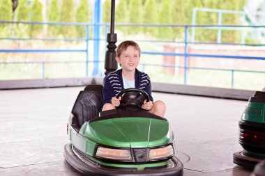 Mutlu çocuk çocuk eğlence parkında eğleniyor.