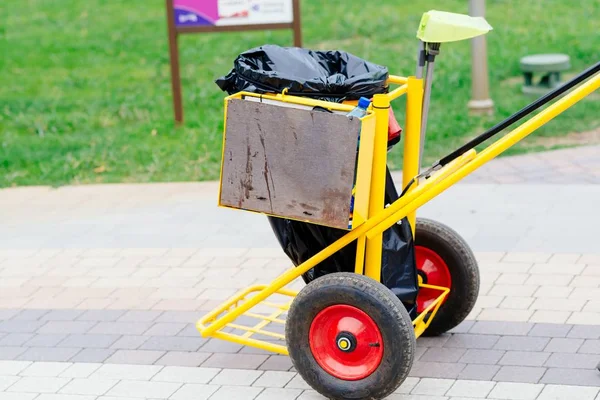 Chariot de nettoyage jaune — Photo