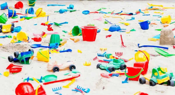 Plastik kum oyuncakları ile çocuklar için oyun alanı.