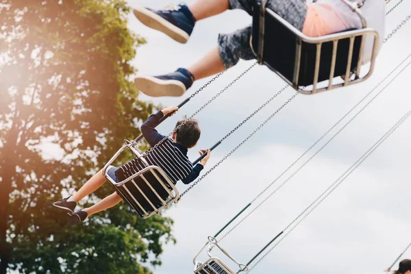 Mutlu çocuk çocuk eğlence parkında eğleniyor.