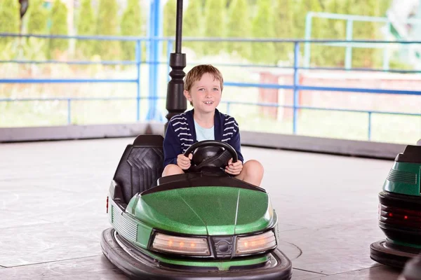 Mutlu çocuk çocuk eğlence parkında eğleniyor.