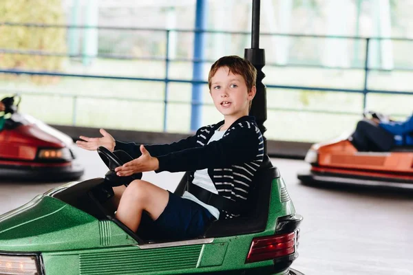 Mutlu çocuk çocuk eğlence parkında eğleniyor.