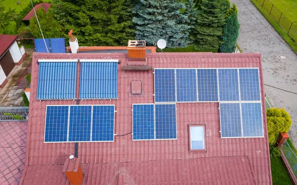 Veduta aerea dei pannelli solari fotovoltaici — Foto Stock