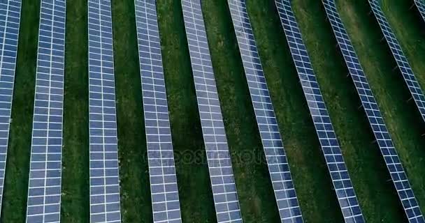 Voo para a frente sobre a fazenda fotovoltaica solar . — Vídeo de Stock