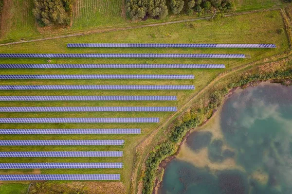 Vista aérea de la granja solar. Energía alternativa del sol — Foto de Stock