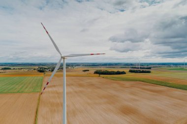 Rüzgar türbinleri bulutlu gün boyunca sahada.