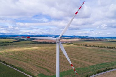 Rüzgar türbinleri bulutlu gün boyunca sahada.