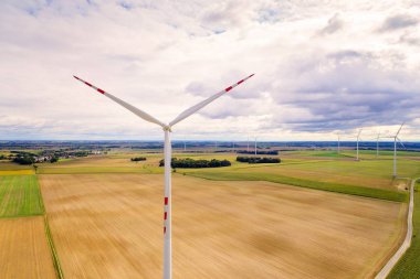Rüzgar türbinleri bulutlu gün boyunca sahada