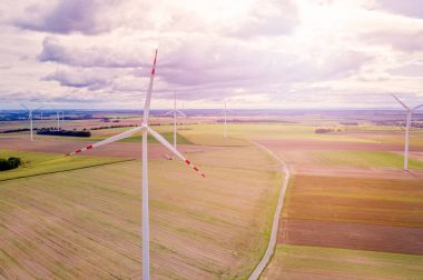 Rüzgar türbinleri bulutlu gün boyunca sahada