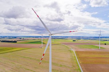 Rüzgar türbinleri bulutlu gün boyunca sahada