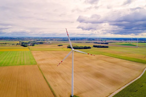 Rüzgar türbinleri bulutlu gün boyunca sahada