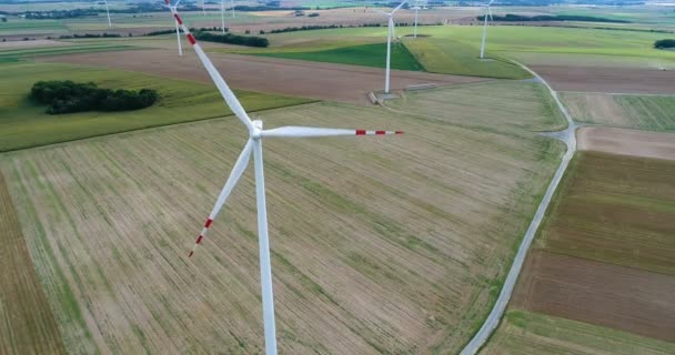 Turbinas eólicas no campo durante o dia nublado — Vídeo de Stock