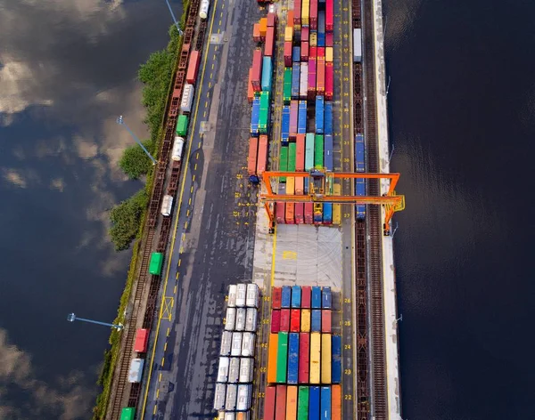 Vista aerea sui container nel terminal merci — Foto Stock