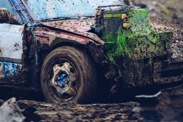 Batık araba kir yarışı