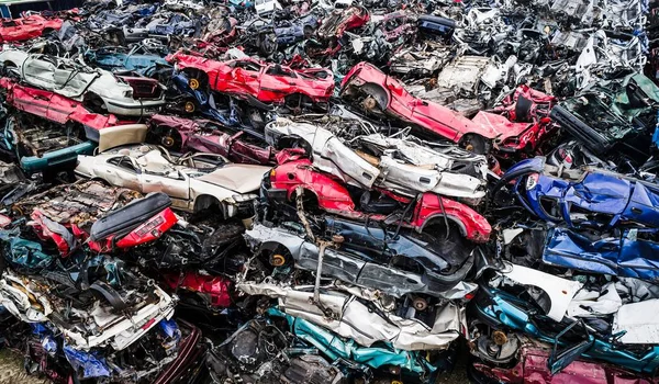 Destroyed scrapped cars stacked on a scrap yard. — Stock Photo, Image