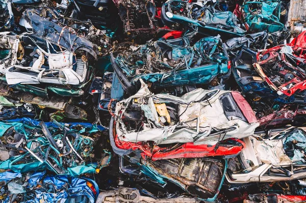 Scrapped cars stacked on a scrap yard. — Stock Photo, Image